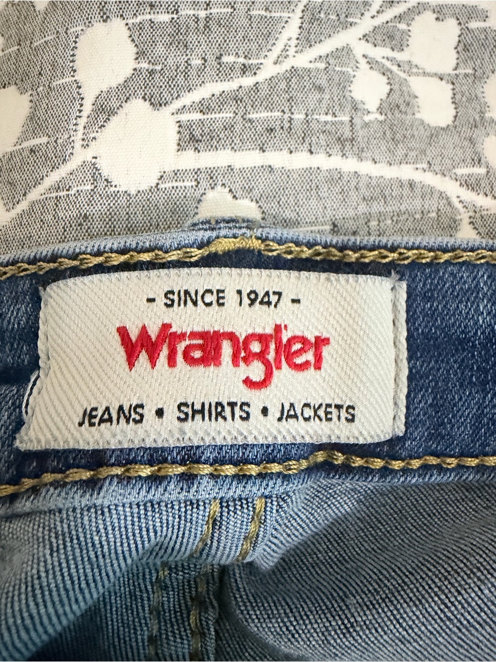 Wrangler Light Blue Denim Jeans with Red Logo - Picture 5 of 6